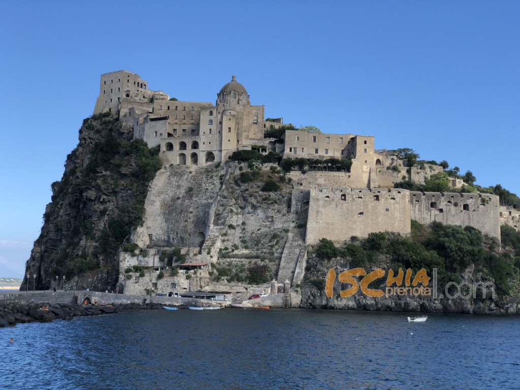 Baia di Cartaromana e Castello Aragonese