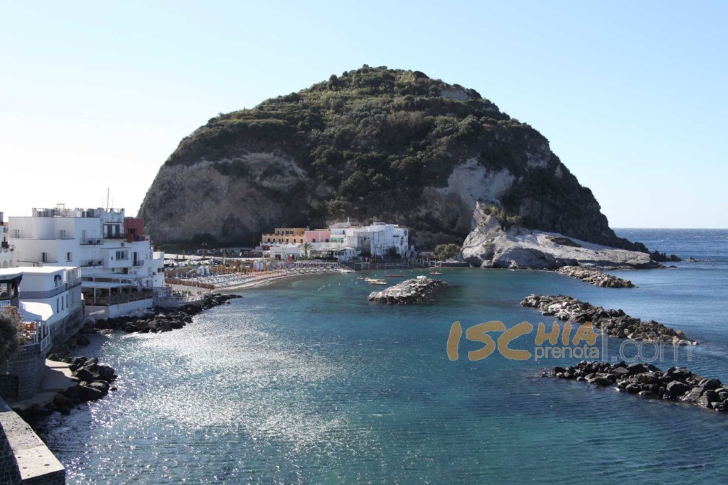 Anteprima articolo blog Ischia, l’Isola Verde: Come Raggiungerla e Scoprire le Sue Meraviglie Naturali