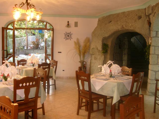 Offerte Hotel Villa Cimmentorosso | Forio | Categoria 3 stelle | Entrata Hotel Villa Cimmento Rosso-Forio-Isola d'Ischia