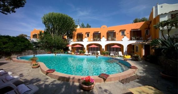 Hotel Aragonese - mese di Luglio - piscina esterna con hotel