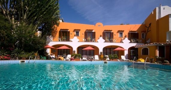 Hotel Aragonese - mese di Luglio - piscina esterna con hotel1