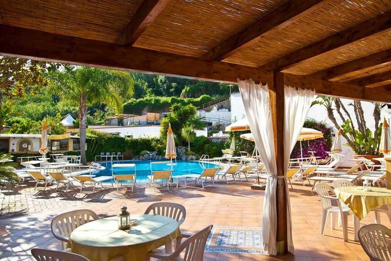Hotel Terme Elisabetta - mese di Aprile - Piscina solarium 2
