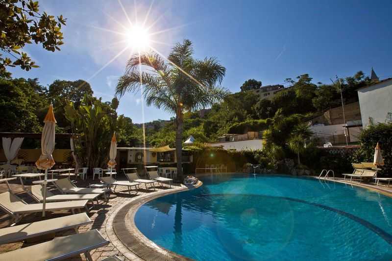 Hotel Terme Elisabetta - mese di Aprile - Solarium Piscina 2
