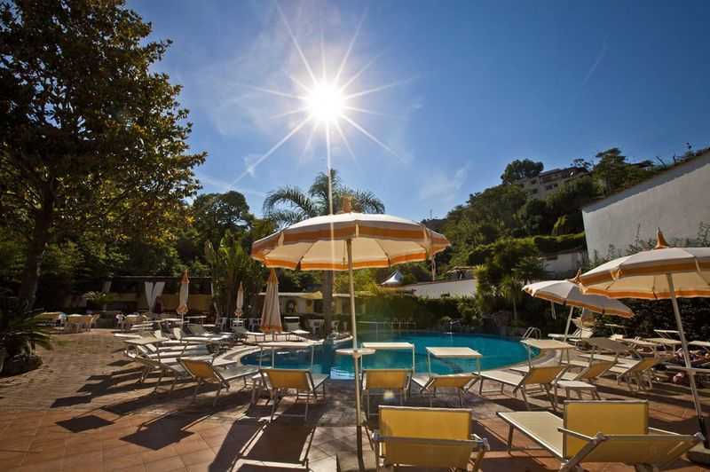 Hotel Terme Elisabetta - mese di Aprile - Solarium Piscina