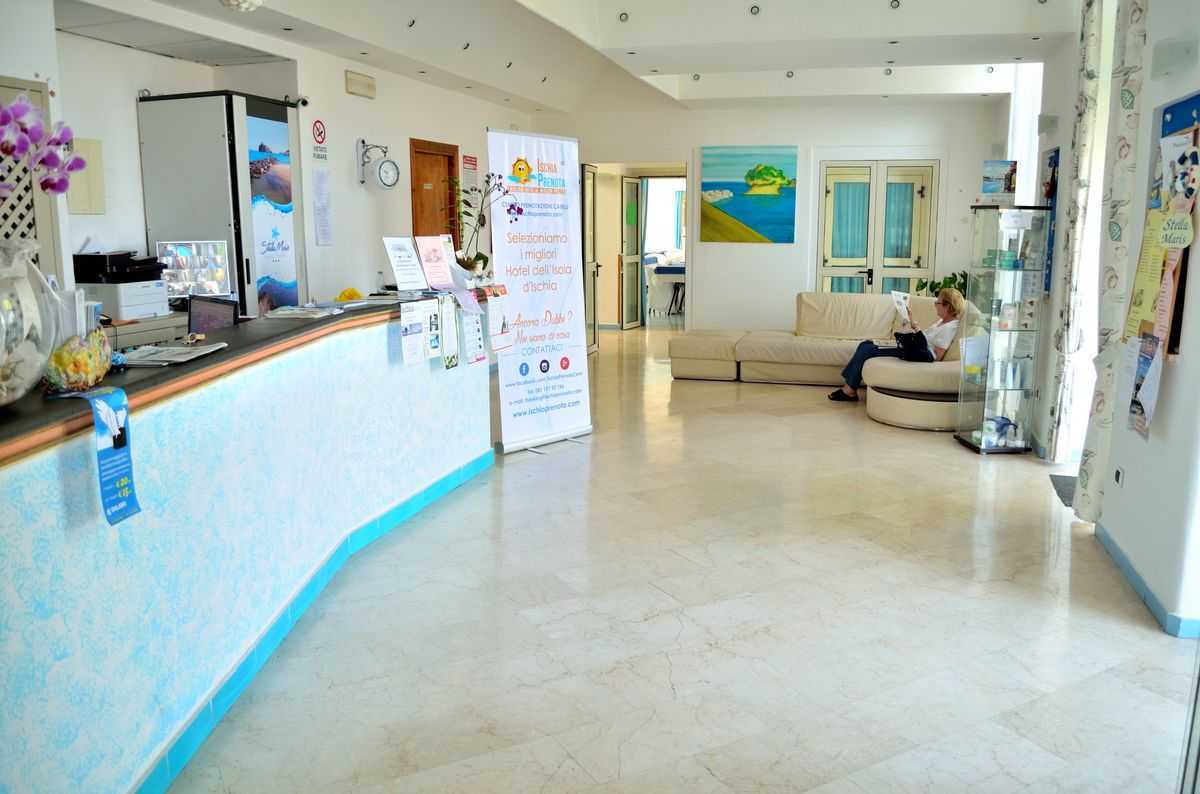 Hotel Terme Stella Maris - mese di Aprile - hall con sala attesa