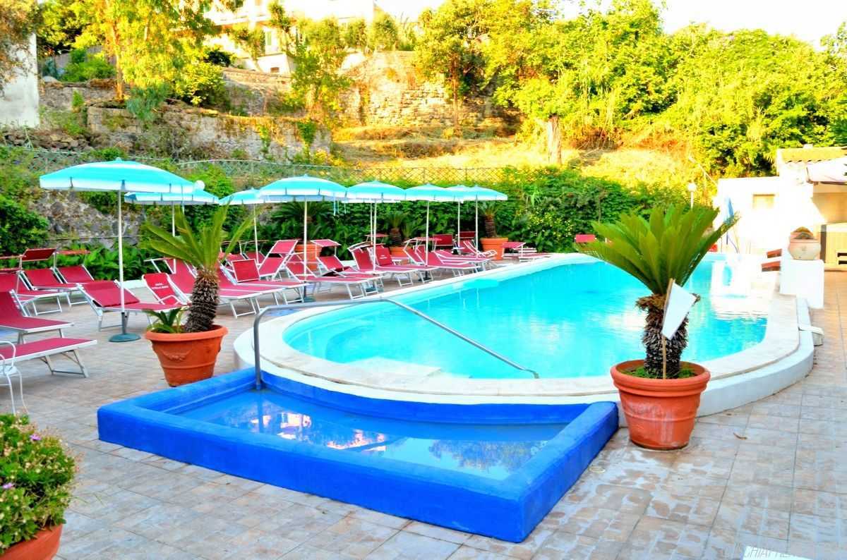 Hotel Terme Stella Maris - mese di Aprile - piscina esterna