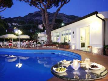 Hotel Park Imperial - mese di Aprile - Aperitivo Serale a Bordo Piscina 