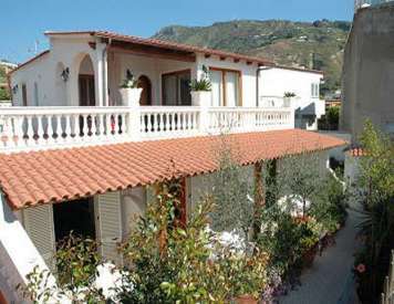 Casa Vacanze villa Myremi - mese di Aprile - struttura esterna casa vacanze vilkla myremi forio d'ischia