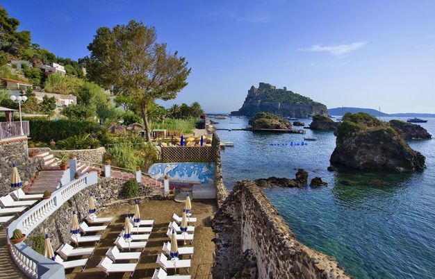 Strand Hotel Terme Delfini - mese di Aprile - Vista Esterna Intera Struttura Strand Hotel Delfini Terme-Isola d'Ischia