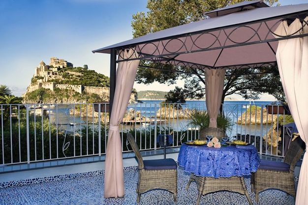 Strand Hotel Terme Delfini - mese di Aprile - Vista Esterna Intera Struttura Strand Hotel Delfini Terme-Isola d'Ischia