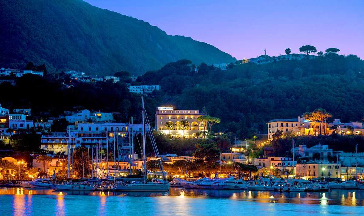 Hotel Terme Gran Paradiso - mese di Gennaio - vista esterna sera hotel